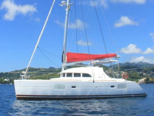 Katamaran Lagoon 380 chartern in Clifton Harbour