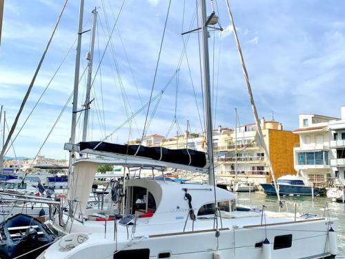 Cat Lagoon 380 for charter in Port de Roses