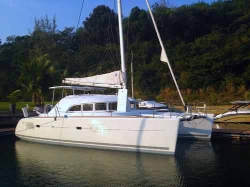 Cat Lagoon 380 for rent in Island View Resort
