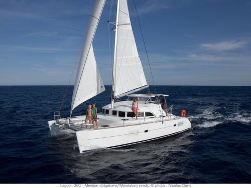 Katamaran Lagoon 380 Yachtcharter in Marina Le Marin