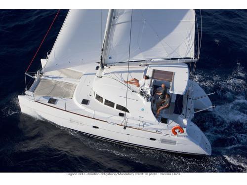 Catamaran Lagoon 380 for charter in Le Marin