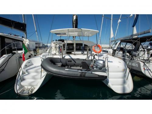 Cat Lagoon 380 for hire in Vibo Marina