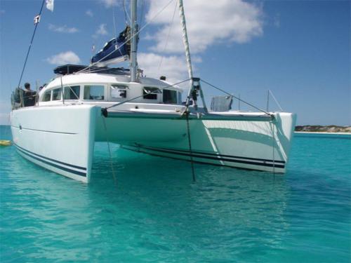 Katamaran Lagoon 380 chartern in Marina Alimos Kalamaki