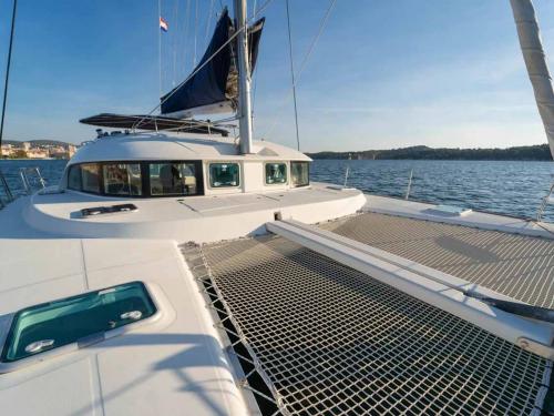 Katamaran Lagoon 380 chartern in ACI Marina Pomer