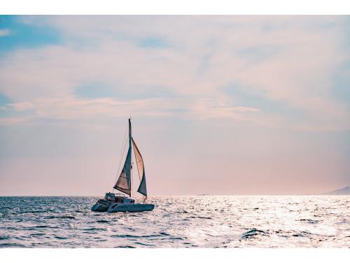 Katamaran Lagoon 380 chartern in Yachthafen von Lavrio