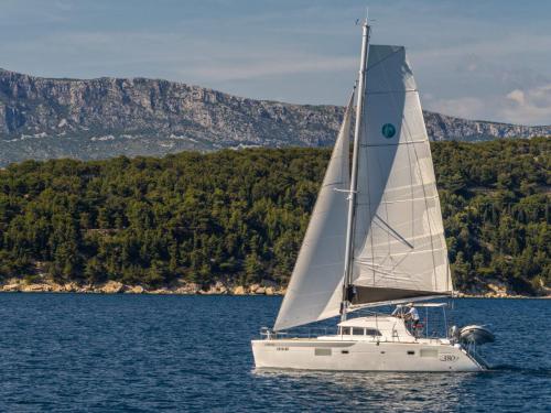 Katamaran Lagoon 380 Yachtcharter in Biograd na Moru