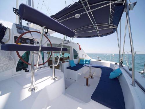 Catamaran Lagoon 380 S2 for rent in Fakarava