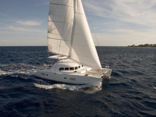 Katamaran Lagoon 380 S2 chartern in Marina Alimos Kalamaki