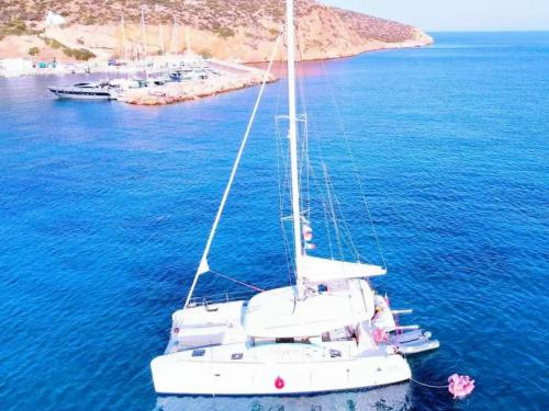 Catamaran Lagoon 39 for charter in Parikia