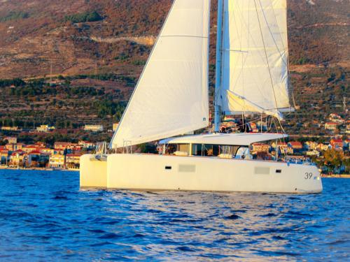 Katamaran Lagoon 39 chartern in Kastel Gomilica