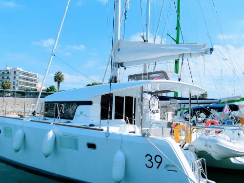 Catamaran Lagoon 39 for hire in Parikia