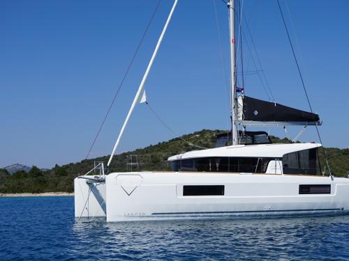 Katamaran Lagoon 40 Yachtcharter in Marina Tankerkomerc