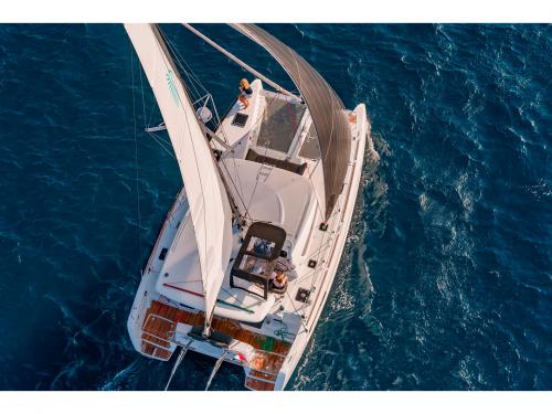 Catamaran Lagoon 40 for rent in Athens