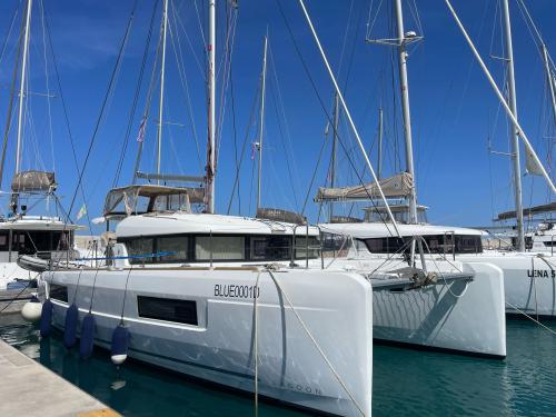 Catamaran Lagoon 40 for rent in Messina
