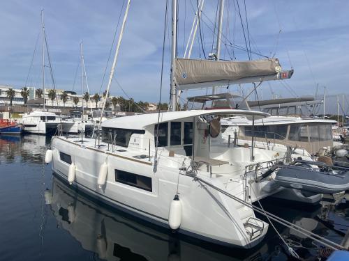 Cat Lagoon 40 for rent in Hyeres