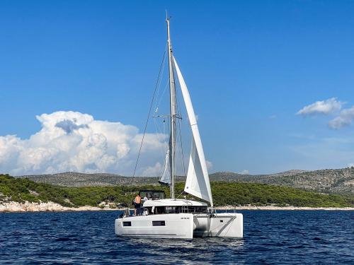 Catamaran Lagoon 40 for rent in Primosten