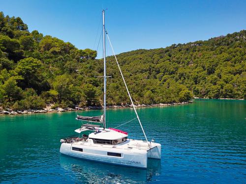 Catamaran Lagoon 40 for rent in Marina Mandalina