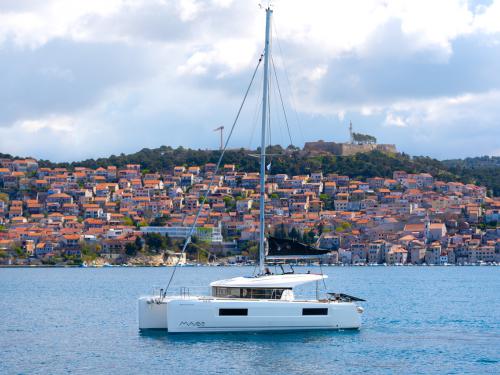 Katamaran Lagoon 40 chartern in Sibenik