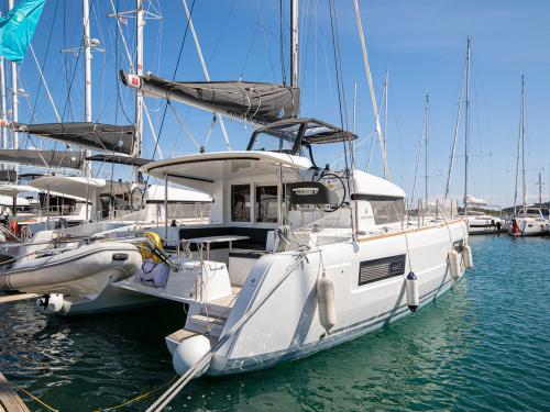 Katamaran Lagoon 40 Yachtcharter in Pomer