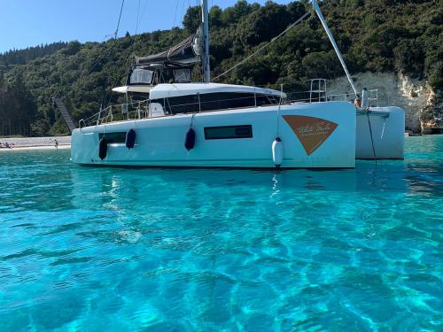 Cat Lagoon 40 for charter in Aktion