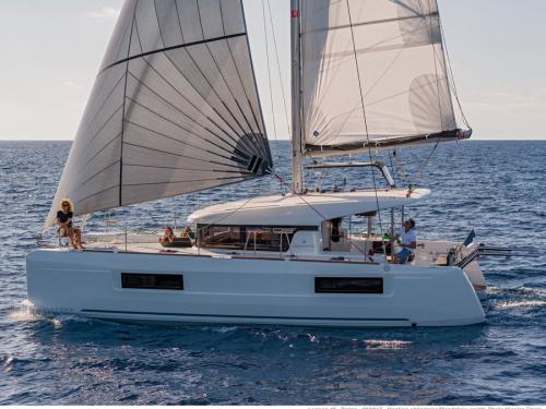 Kat Lagoon 40 Yachtcharter in Stadthafen von Marina