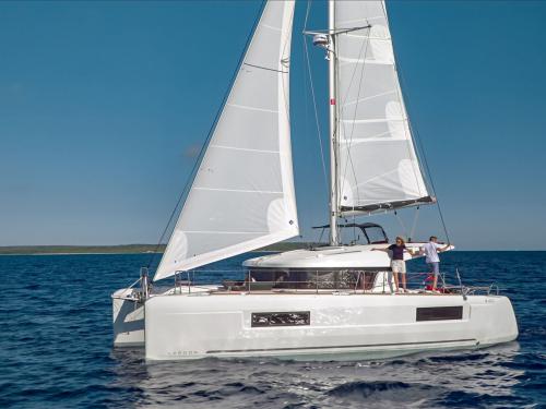 Katamaran Lagoon 40 Yachtcharter in Zea Marina