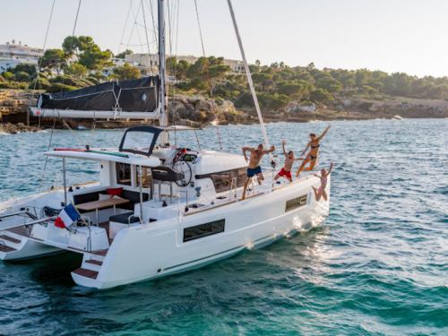 Catamaran Lagoon 40 for charter in Vibo Marina