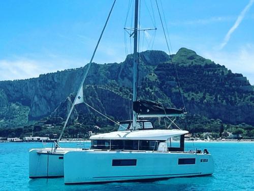 Catamaran Lagoon 40 for rent in Palermo