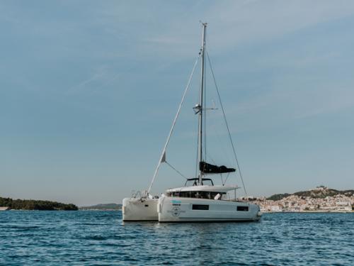 Katamaran Lagoon 40 chartern in Sibenik
