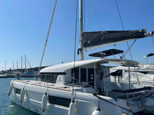 Katamaran Lagoon 40 chartern in Split