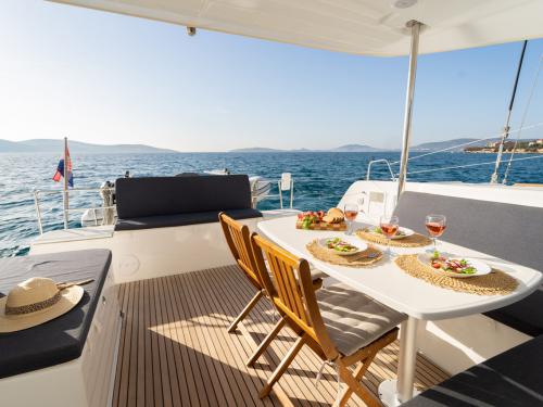 Katamaran Lagoon 40 chartern in Sibenik