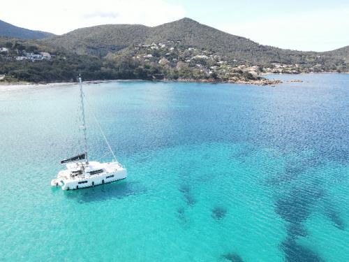Katamaran Lagoon 40 chartern in Port d Ajaccio