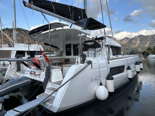 Kat Lagoon 40 chartern in Palmiye Marina