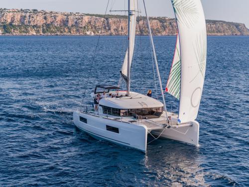 Catamaran Lagoon 40 for hire in Tourlos