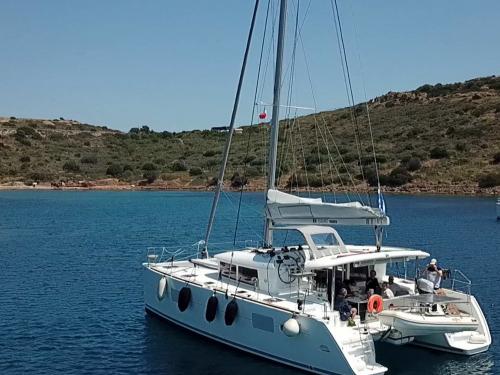 Katamaran Lagoon 400 Yachtcharter in Marina Alimos Kalamaki