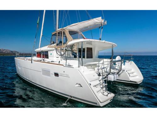 Catamaran Lagoon 400 available for charter in Puerto de Ayamonte