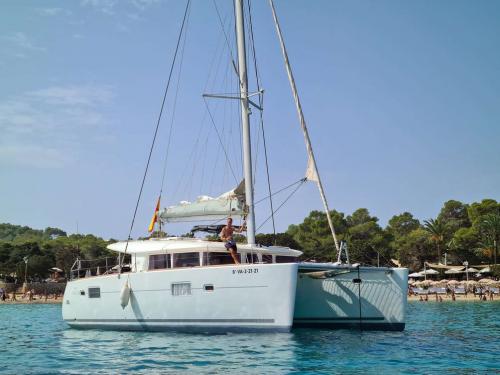 Catamaran Lagoon 400 for rent in Gandia