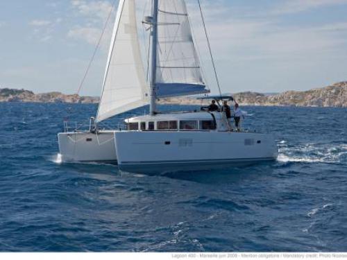 Catamaran Lagoon 400 available for charter in Marina di Portisco