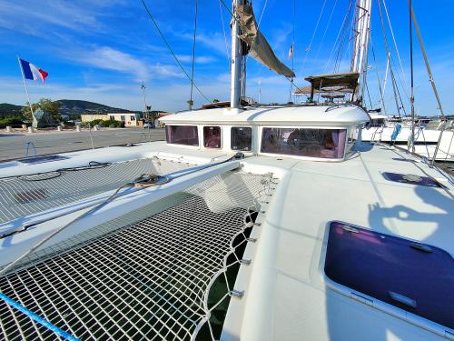 Catamaran Lagoon 400 for rent in Grimaud