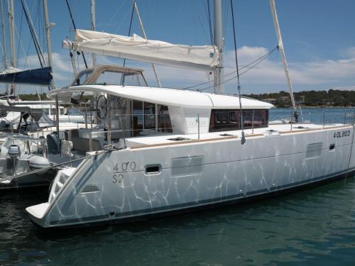 Catamaran Lagoon 400 for rent in Marina Porto Colom