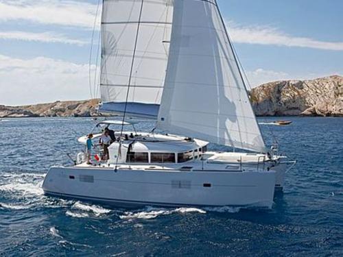 Cat Lagoon 400 for rent in Alimos Marina Kalamaki