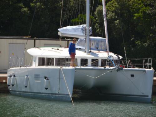 Katamaran Lagoon 400 chartern in Lavrio