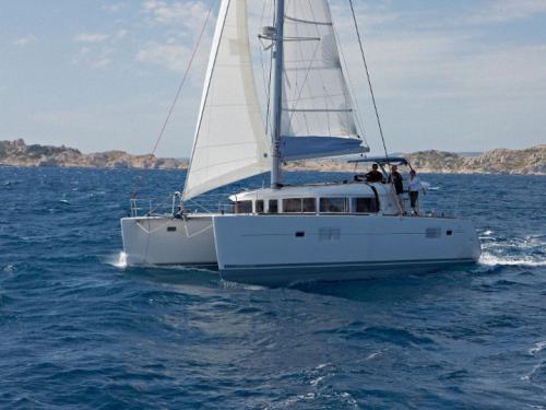 Catamaran Lagoon 400 for hire in Marina Mandalina