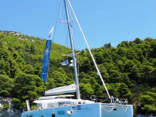 Catamaran Lagoon 400 for hire in Ormos Panagias