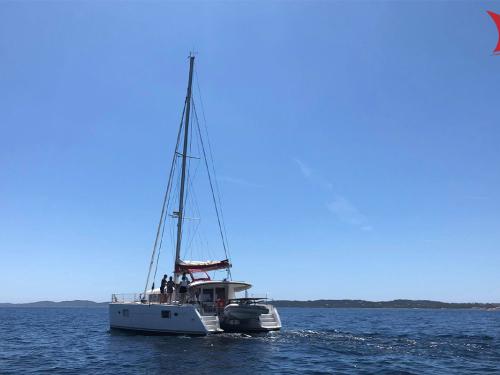 Kat Lagoon 400 chartern in Marina Bandol lsland