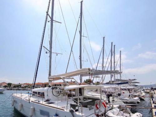 Catamaran Lagoon 400 for rent in Volos Harbour