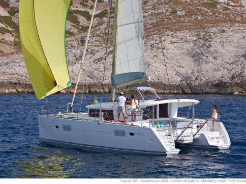 Katamaran Lagoon 400 Yachtcharter in Marina Alimos Kalamaki