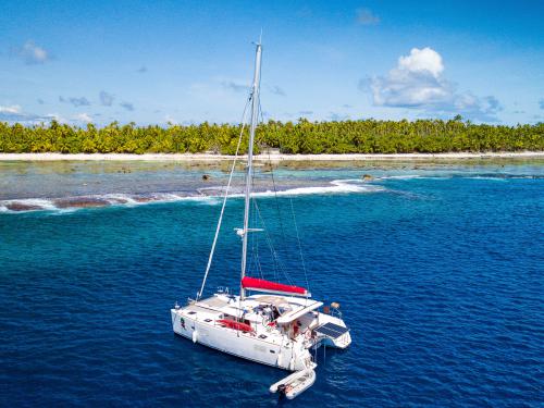 Catamaran Lagoon 400 S2 for charter in Papeete