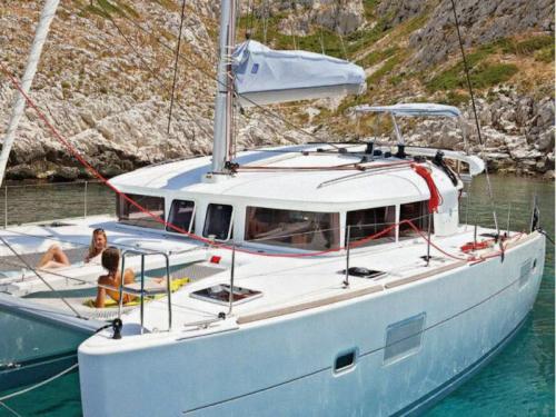 Catamaran Lagoon 400 S2 available for charter in Marina Playa de Talamanca