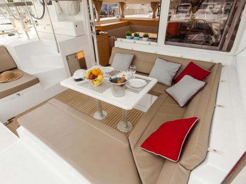 Catamaran Lagoon 400 S2 for rent in Lefkas